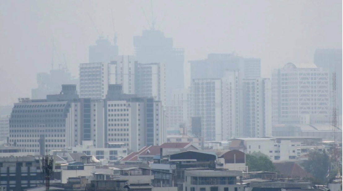 เช้านี้ค่าฝุ่น PM 2.5 ยังพุ่งเกินมาตรฐาน 55 พื้นที่ คุณภาพอากาศเริ่มกระทบสุขภาพ