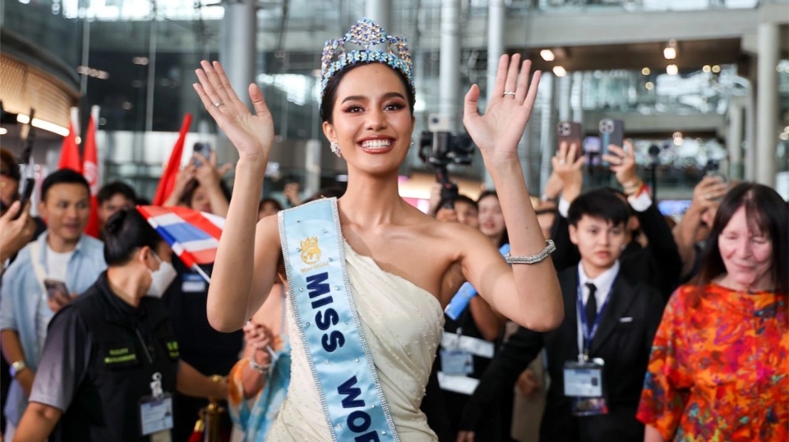 แฟนๆ แห่ต้อนรับ โอปอล สุชาตา แน่นสนามบิน หลังคว้ามงกุฎมิสเวิลด์ 2025