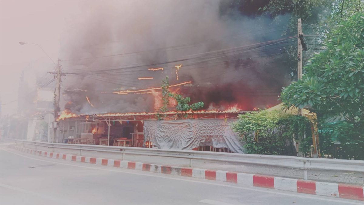 ด่วน! ไฟไหม้ร้านอาหารดัง บริเวณ 5 แยกลาดพร้าว จนท.เร่งใช้น้ำสกัดเพลิง