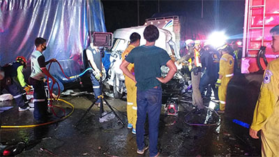 18 ล้อฝ่าฝนถนนลื่น หางพ่วงหลุดชนรถ 3 คัน ตาย 3 เจ็บ 10 คนขับหลบหนี