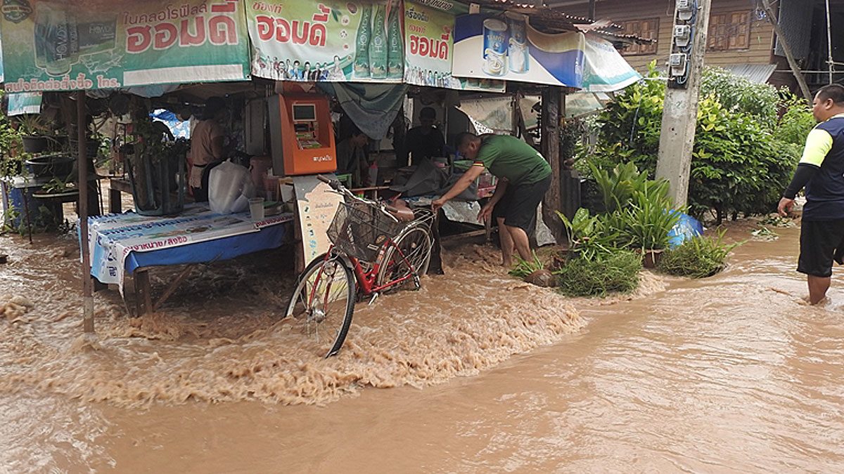 สุโขทัย สุดวิกฤต! น้ำเหนือล้นผนังทะลักท่วมหมู่บ้าน เร่งขนของหนีวุ่น