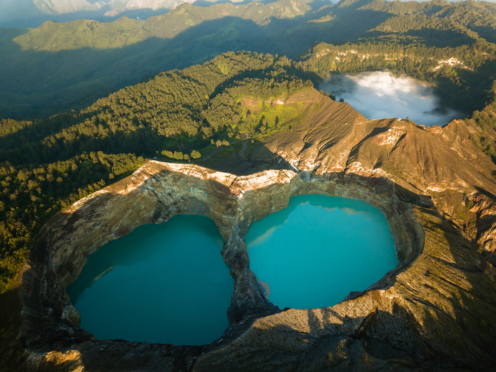 เคลิมูตู มหัศจรรย์ทะเลสาบ 3 สี บนปากปล่องภูเขาไฟ