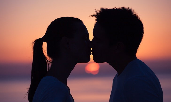 “โมโนนิวคลิโอซิส” โรคติดต่อผ่านการ “จูบ” ที่วัยรุ่นควรระวัง