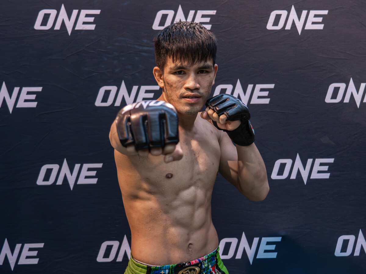 “นักรบ” เปิดค่ายโชว์ฟิต ก่อนระเบิดศึกสายเลือด “ก้องธรณี” ใน ONE Fight Night 26