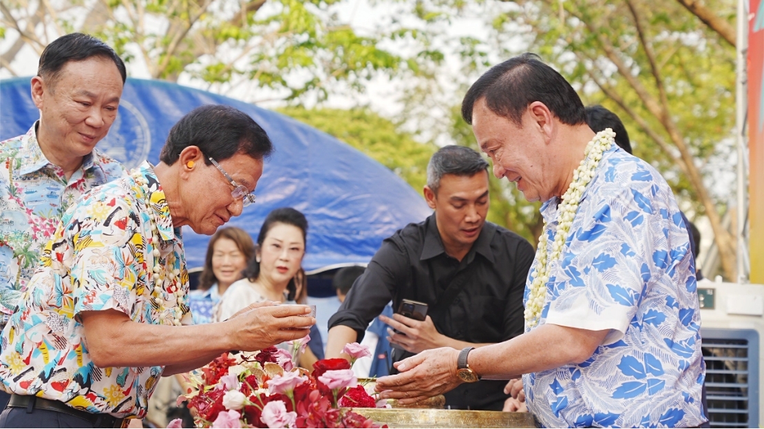 ชื่นมื่น สส. ขรก. นักการเมือง สระเกล้าดำหัว “ทักษิณ” บอกอยู่เชียงใหม่ใจมันชุ่ม