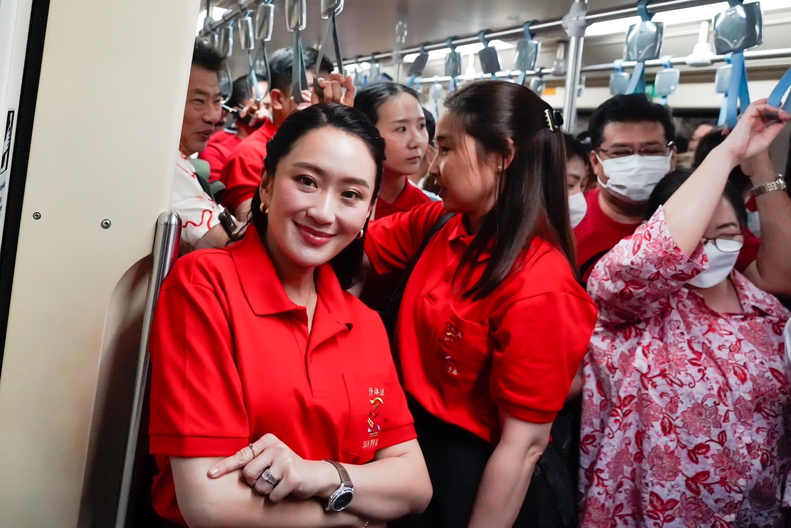 อิ๊งค์ นั่งรถไฟฟ้าใต้ดิน เอฟซีปลื้มเจอนายกฯ ตัวจริง ฝากความคิดถึงถึงคุณพ่อด้วยนะ!